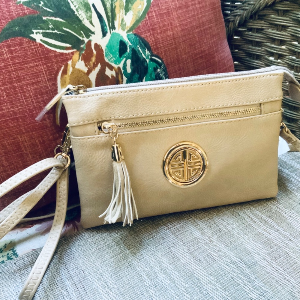 Cream CROSSBODY w/MEDALLION / MESSENGER BAG⭐️ LIGHT WEIGHT- NEW CONDITION w/Tag - Picture 11 of 12